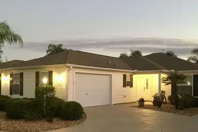 Image de Cheerful, Courtyard Villa Close to Lake Sumter Landing, Walk to Pool, Yamaha Gc