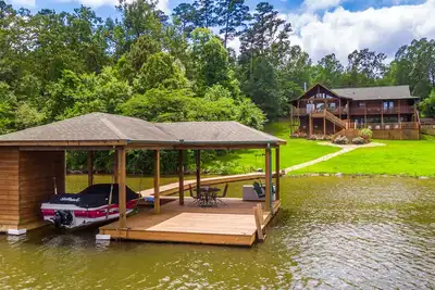 Image de Serene Lakeside Getaway
