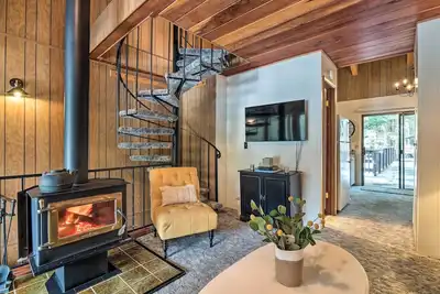Image de Pinecrest Retreat with Fireplace!