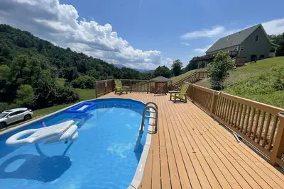 Image de Shenandoah Serenity - Luxurious Mountain Cabin - Swimming Pool, Spa, Jacuzzi!