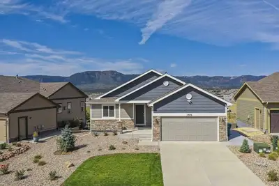 Image de Amazing modern home in great location with views of the Front Range mountains and Pikes Peak!