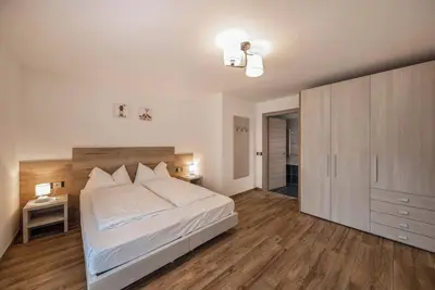 Image de Appartement \"Vacanze Arcobaleno - Viola\" avec vue sur montagne, sauna et bain Ă remous