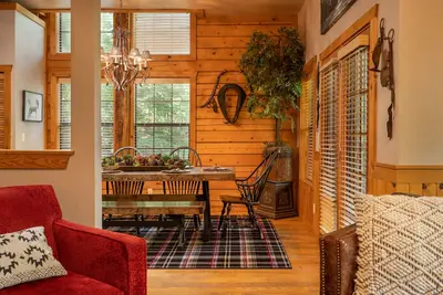 Image de Inviting, Equestrian-Themed Cabin in the Very Heart of Branson!