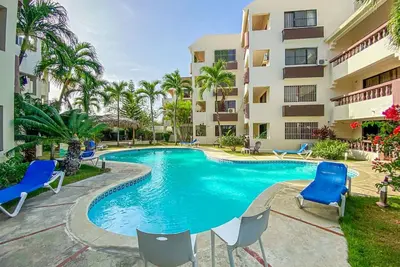 Groundfloor 1bd guest-friendly condo with pool/parking/Tv/Internet