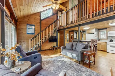 Image de Charming cabin w/ large deck, bikes, & Sharc passes for pool/hot tub access
