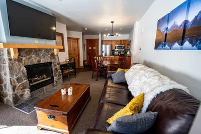 Modern Ski In/Out Condo W/Fireplace And Patio