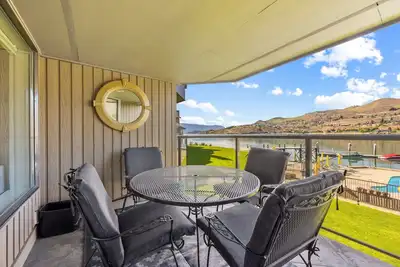 Ideal lakefront condo w/ shared pool/hot tub, shared dock, & high-speed WiFi
