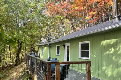 Image de Cabin in the woods with a hot tub