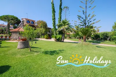 Image de Villa with fabulous private pool, large lawned garden.