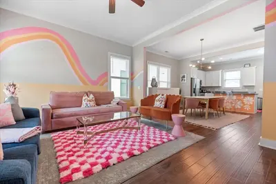 Walk to Forsyth, River Street, and Downtown! Pet Friendly, large fenced in yard!