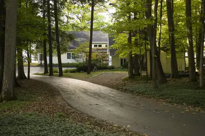Image de Large house on beautiful lake, adjoins Sleeping Bear Dunes National Lakeshore