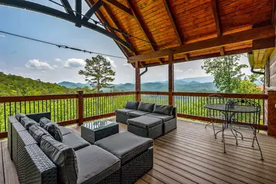 Image de 5br Cabin with Amazing Views, Theater, Putt Putt, Arcade, Hot Tub, and Location!