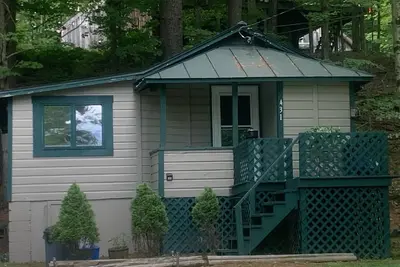 Image de Cozy bungalow with lakeview on quiet road and private setting