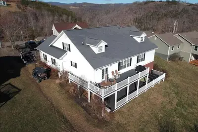 Image de Falcons Crest @ Sugar Hollow (Huge home with Covered Slip and Reserved Parking)