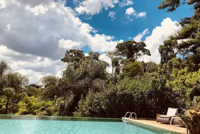 Image de Beautiful estate with swimming pool, tennis court, sauna, gardens, lakes and native forest