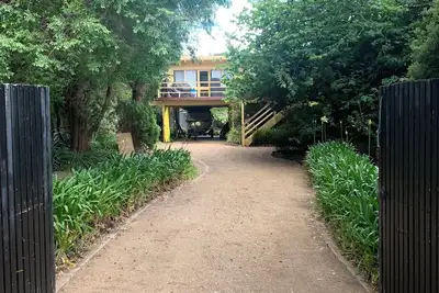 Image de Tyrone Foreshore Treetop Cottage