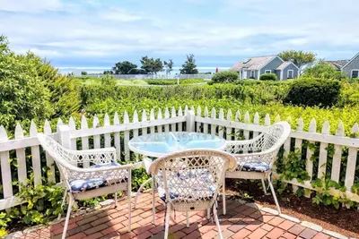 Image de New Seabury cottage, stunning ocean views, steps to private beach in maushop