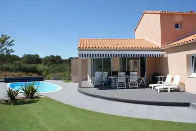 Image de 8 lits villa avec piscine privée. Mer à distance de marche.
