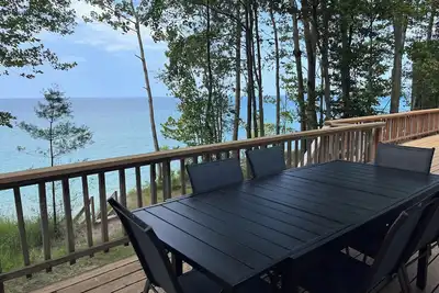 Image de 6 bedroom Cottage in Manistee on Lake Michigan. Stairs to private beach