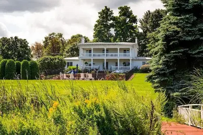 Image de Beautiful Victorian Lake Front Estate