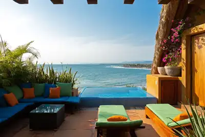 Image de Beachfront, Laid Back Luxury Penthouse on Beautiful Manzanillo Bay Surf Break