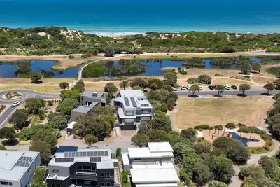 Image de 4chp The Sands Torquay. . Across the road from Whites Beach Beachfront Luxury