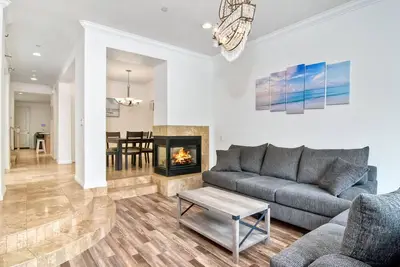 Image de Walk to Beach - Rooftop Deck - Close to Pier, Restaurants, and Public Transit