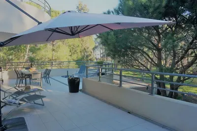 Image de Appartement lumineux de 90 m² avec terrasse exceptionnelle, à 300 m de la mer.