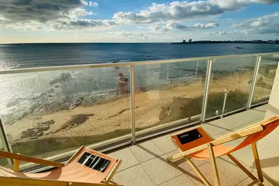 Image de Appartement Élegant avec Balcon, Garage et WiFi en Bord de Mer