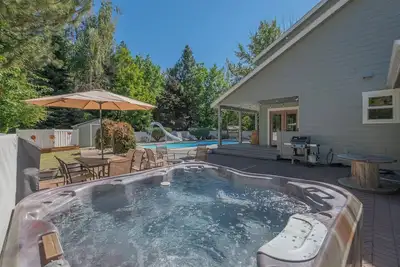Image de All Seasons Getaway-Town, Hot Tub, Pool, Bbq, Yard
