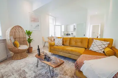 Image de Stunning 2 Bed Apt - 60 second walk from the Beach