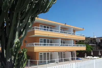 Image de Central apartment with pool view
