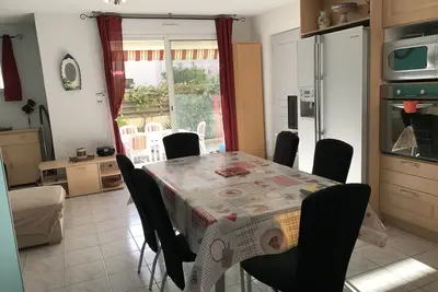 Image de Villa, belle terrasse, 500m commerces et plage