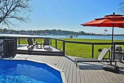Image de Waterfront w/private pier, pool, Hot Tub, kayaks and in town.