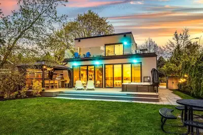 Image de Waterfront home, city/sunset views & steps to beach, Sleeps 12 + new hot tub