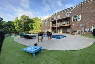 Image de Luxury in the City: Charlotte Vacation Rental