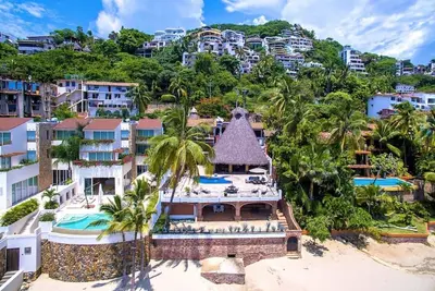 Image de Amazing beachfront Mexican style villa unbeatable location, staff & transfers
