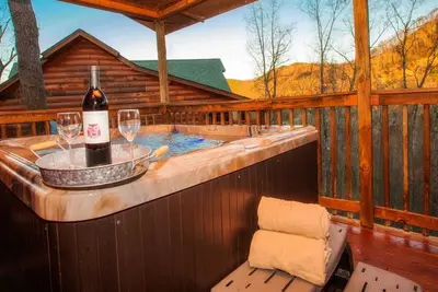 Image de 2b/2ba Sleeps 8- Log Cabin in Pigeon Forge!