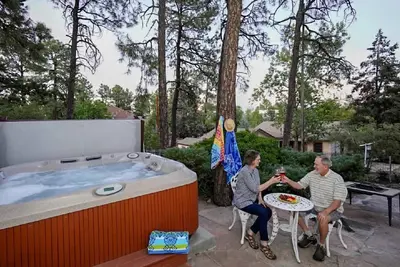 Image de Cutest Romantic Escape with Hot Tub+Close Enough To Walk Everywhere+Pets Okay!