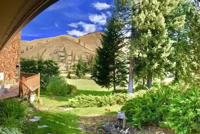 Image de ⭐ Lodge of a Lifetime•King Bed•Riverfront• Fire! ⭐