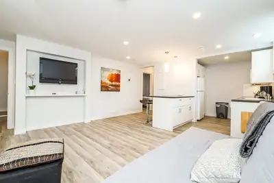 Image de Suite lumineuse et moderne | Entrée privée | À 5 min du centre-ville