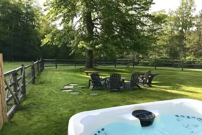 Image de Renovated farmhouse with fully fenced yard, pets friendly/hot tub/mountain view.