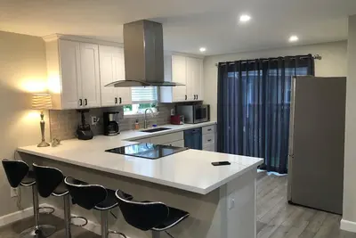 Image de Luxury Newly Remodeled 3 Bedroom Duplex Unit