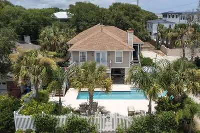 Image de Blue Star Bungalow steps to the Beach with Heated Pool, sleeps 8