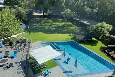 Image de Lake Austin waterfront home on one of the most unique streets in Austin Tx