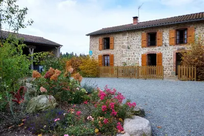 Gîte au calme avec terrasse, cheminée et pêche à proximité, animaux acceptés.
