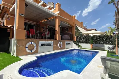 Image de Beautiful Semi Detached Villa in Los Alamos-Playamar, Torremolinos