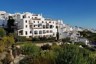 Image de Stunning views, centrally located modern apartment. Air con, Pool, WiFi and Sky.