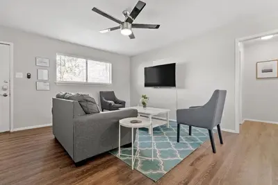 Image de Easily Walk to Att Stadium! Clean and Spacious