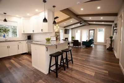 Image de Modern & Spacious 3 Bedroom, Close to the Mountains! !